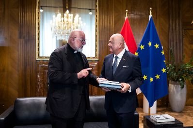 Am 16. Juni 2026 empfing Bundeskanzler Christian Stocker (r.) den Domprobst Wiener Neustadt, Franz Xaver Brandmayr (l.) zu einem Gespr&auml;ch.