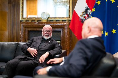 Am 16. Juni 2026 empfing Bundeskanzler Christian Stocker (r.) den Domprobst Wiener Neustadt, Franz Xaver Brandmayr (l.) zu einem Gespr&auml;ch.
