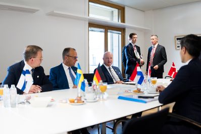 Am 19. Juni 2026 nahm Bundeskanzler Christian Stocker (r.) an dem Treffen der EU-Staats- und Regierungschefs in Br&uuml;ssel teil. Im Bild dem mit Ministerpr&auml;sident von Schweden Ulf Kristersson (l.) und dem deutschen Bundeskanzler Friedrich Merz (m.).