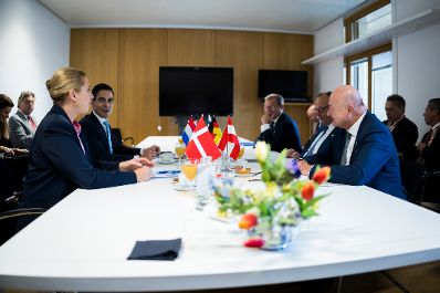 Am 19. Juni 2026 nahm Bundeskanzler Christian Stocker an dem Treffen der EU-Staats- und Regierungschefs in Br&uuml;ssel teil. Im Bild (v.l.n.r.) die Ministerpr&auml;sidentin von D&auml;nemark Mette Frederiksen, der Ministerpr&auml;sident der Niederlande Rob Jetten, der Ministerpr&auml;sident von Schweden Ulf Kristersson, der Bundeskanzler von Deutschland Friedrich Merz und Bundeskanzler Christian Stocker.