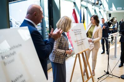 Am 19. Juni 2026 er&ouml;ffnete Bundeskanzler Christian Stocker (l.) gemeinsam mit Bundesministerin Claudia Bauer (r.) und Bundesministerin Beate Meinl-Reisinger (m.) das &Ouml;sterreich-Haus in Br&uuml;ssel.