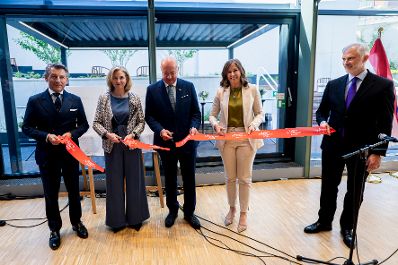 Am 19. Juni 2026 er&ouml;ffnete Bundeskanzler Christian Stocker (m.) gemeinsam mit Bundesministerin Claudia Bauer (2.v.r.) und Bundesministerin Beate Meinl-Reisinger (2.v.l.) das &Ouml;sterreich-Haus in Br&uuml;ssel. Im Bild mit Botschafter J&uuml;rgen Meindl (l.).