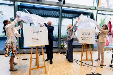 Am 19. Juni 2026 er&ouml;ffnete Bundeskanzler Christian Stocker (l.) gemeinsam mit Bundesministerin Claudia Bauer (r.) und Bundesministerin Beate Meinl-Reisinger (m.) das &Ouml;sterreich-Haus in Br&uuml;ssel.