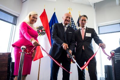 Am 20. Juni 2026 reiste Bundeskanzler Christian Stocker (m.) zu einem mehrt&auml;gigem Arbeitsbesuch nach Texas. Im Bild mit Konsul Hubert Zajicek (r.) bei der Er&ouml;ffnung des &ouml;sterreichischen Honorarkonsultas in Dallas.