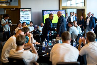 Am 20. Juni 2026 reiste Bundeskanzler Christian Stocker zu einem mehrt&auml;gigem Arbeitsbesuch nach Texas. Im Bild beim Treffen mit der &Ouml;sterreichischen Fu&szlig;ballnationalmannschaft.