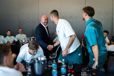 Am 20. Juni 2026 reiste Bundeskanzler Christian Stocker zu einem mehrt&auml;gigem Arbeitsbesuch nach Texas. Im Bild beim Treffen mit der &Ouml;sterreichischen Fu&szlig;ballnationalmannschaft.