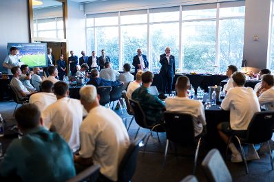 Am 20. Juni 2026 reiste Bundeskanzler Christian Stocker zu einem mehrt&auml;gigem Arbeitsbesuch nach Texas. Im Bild beim Treffen mit der &Ouml;sterreichischen Fu&szlig;ballnationalmannschaft.