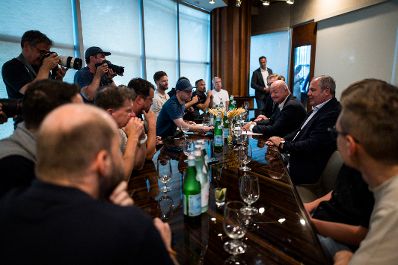 Am 20. Juni 2026 reiste Bundeskanzler Christian Stocker zu einem mehrt&auml;gigem Arbeitsbesuch nach Texas. Im Bild mit dem Pr&auml;sidenten des &Ouml;sterreichischen Fu&szlig;ball-Bundes Josef Pr&ouml;ll bei einem Treffen mit Sportjournalisten.