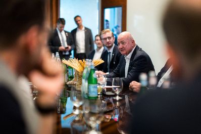 Am 20. Juni 2026 reiste Bundeskanzler Christian Stocker zu einem mehrt&auml;gigem Arbeitsbesuch nach Texas. Im Bild bei einem Treffen mit Sportjournalisten.