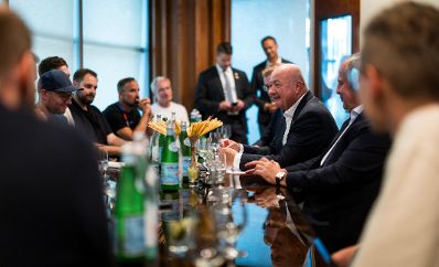 Am 20. Juni 2026 reiste Bundeskanzler Christian Stocker zu einem mehrt&auml;gigem Arbeitsbesuch nach Texas. Im Bild bei einem Treffen mit Sportjournalisten.