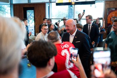 Am 20. Juni 2026 reiste Bundeskanzler Christian Stocker zu einem mehrt&auml;gigem Arbeitsbesuch nach Texas. Im Bild bei einem Treffen mit &ouml;sterreichischen Fans.
