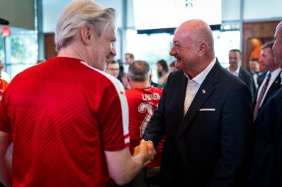 Am 20. Juni 2026 reiste Bundeskanzler Christian Stocker zu einem mehrt&auml;gigem Arbeitsbesuch nach Texas. Im Bild bei einem Treffen mit &ouml;sterreichischen Fans.