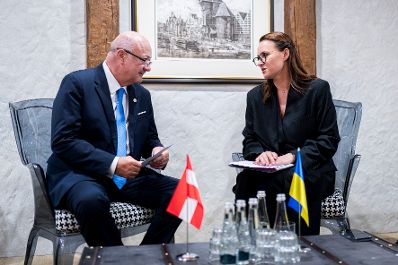 Am 25. Juni 2026 nahm Bundeskanzler Christian Stocker (l.) an der Ukraine Recovery Konferenz in Danzig teil. Im Bild bei einem Arbeitsgespr&auml;ch mit Julija Swyrydenko (r.), Ministerpr&auml;sidentin der Ukraine.