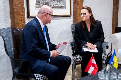 Am 25. Juni 2026 nahm Bundeskanzler Christian Stocker (l.) an der Ukraine Recovery Konferenz in Danzig teil. Im Bild bei einem Arbeitsgespr&auml;ch mit Julija Swyrydenko (r.), Ministerpr&auml;sidentin der Ukraine.