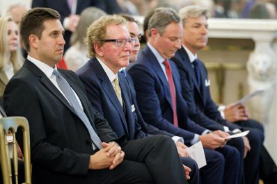 Am 26. Juni 2026 &uuml;berreichte Bundeskanzler Christian Stocker gemeinsam mit Staatssekret&auml;r Alexander Pr&ouml;ll (l.) das Gro&szlig;e Silberne Ehrenzeichen f&uuml;r Verdienste um die Republik &Ouml;sterreich an Anthony von Mandl (2.v.l.).