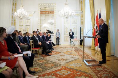 Am 26. Juni 2026 &uuml;berreichte Bundeskanzler Christian Stocker (r.) gemeinsam mit Staatssekret&auml;r Alexander Pr&ouml;ll das Gro&szlig;e Silberne Ehrenzeichen f&uuml;r Verdienste um die Republik &Ouml;sterreich an Anthony von Mandl.