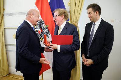 Am 26. Juni 2026 &uuml;berreichte Bundeskanzler Christian Stocker (l.) gemeinsam mit Staatssekret&auml;r Alexander Pr&ouml;ll (r.) das Gro&szlig;e Silberne Ehrenzeichen f&uuml;r Verdienste um die Republik &Ouml;sterreich an Anthony von Mandl (m.).