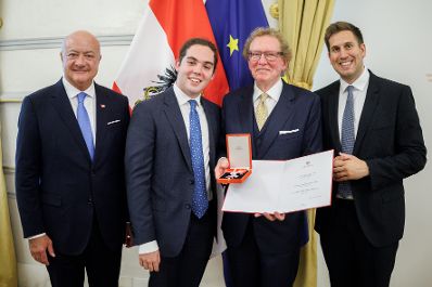 Am 26. Juni 2026 &uuml;berreichte Bundeskanzler Christian Stocker (l.) gemeinsam mit Staatssekret&auml;r Alexander Pr&ouml;ll (r.) das Gro&szlig;e Silberne Ehrenzeichen f&uuml;r Verdienste um die Republik &Ouml;sterreich an Anthony von Mandl (2.v.r.).