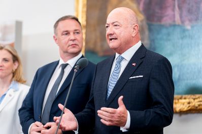 Am 01. Juli 2026 nahm Bundeskanzler Christian Stocker (r.) an einer Pressekonferenz zur Reformpartnerschaft teil.