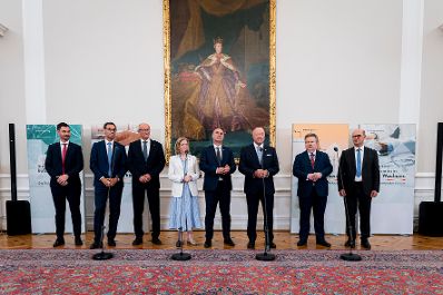 Am 01. Juli 2026 nahm Bundeskanzler Christian Stocker (3.v.r.) an einer Pressekonferenz zur Reformpartnerschaft teil. Im Bild v. l. Landesrat Peter Reichmann, Landeshauptmann Markus Wallner, Landeshauptmann Anton Mattle, Bundesministerin Beate Meinl-Reisinger, Vizekanzler Andreas Babler, Landeshauptmann Michael Ludwig, Gemeindebundpr&auml;sident Johannes Pressl.