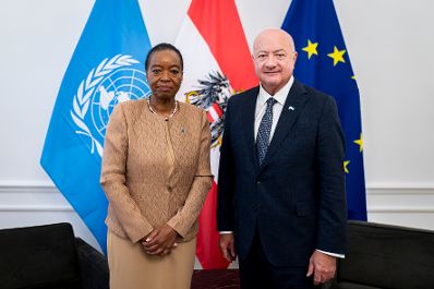 Am 3. Juni 2026 empfing Bundeskanzler Christian Stocker (r.) UN Generaldirektorin Monica Juma (l.) zu einem Arbeitsgespr&auml;ch.
