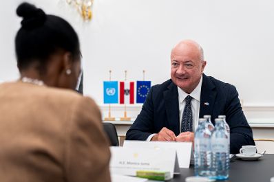 Am 3. Juni 2026 empfing Bundeskanzler Christian Stocker (r.) UN Generaldirektorin Monica Juma (l.) zu einem Arbeitsgespr&auml;ch.