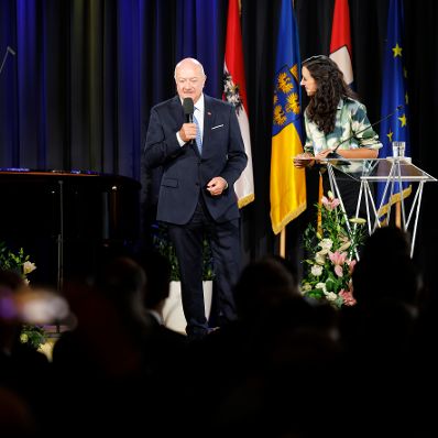 Am 10 Juli 2026 nahm Bundeskanzler Christian Stocker (m.) am Festakt &bdquo;40 Jahre Landeshauptstadt St. P&ouml;lten&ldquo; an der Hochschule f&uuml;r Angewandte Wissenschaften in St. P&ouml;lten teil.