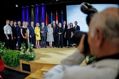 Am 10 Juli 2026 nahm Bundeskanzler Christian Stocker (7.v.l.) am Festakt &bdquo;40 Jahre Landeshauptstadt St. P&ouml;lten&ldquo; an der Hochschule f&uuml;r Angewandte Wissenschaften in St. P&ouml;lten teil. Im Bild mit der Landeshauptfrau von Nieder&ouml;sterreich Johanna Mikl-Leitner (8.v.l.) und dem B&uuml;rgermeister von St. P&ouml;lten Matthias Stadler (6.v.r.).