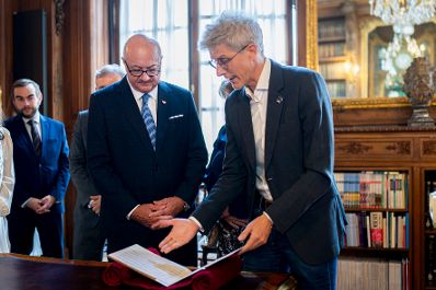 Am 13. Juli 2026 reiste Bundeskanzler Christian Stocker (m.l.) zu einem mehrt&auml;gigen Arbeitsbesuch nach Paris. Im Bild bei einem Besuch der Franz&ouml;sischen Nationalbibliothek.