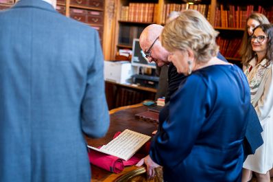 Am 13. Juli 2026 reiste Bundeskanzler Christian Stocker (m.) zu einem mehrt&auml;gigen Arbeitsbesuch nach Paris. Im Bild bei einem Besuch der Franz&ouml;sischen Nationalbibliothek.