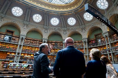 Am 13. Juli 2026 reiste Bundeskanzler Christian Stocker (m.) zu einem mehrt&auml;gigen Arbeitsbesuch nach Paris. Im Bild bei einem Besuch der Franz&ouml;sischen Nationalbibliothek.
