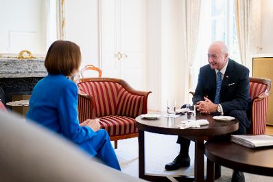 Am 13. Juli 2026 reiste Bundeskanzler Christian Stocker (r.) zu einem mehrt&auml;gigen Arbeitsbesuch nach Paris. Im Bild bei einem Arbeitsgespr&auml;ch mit der Pr&auml;sidentin der Republik Moldau, Maia Sandu (l.).
