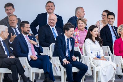 Am 13. Juli 2026 reiste Bundeskanzler Christian Stocker (m.) zu einem mehrt&auml;gigen Arbeitsbesuch nach Paris. Im Bild beim Besuch der Milit&auml;rparade anl&auml;sslich des franz&ouml;sischen Nationalfeiertags.