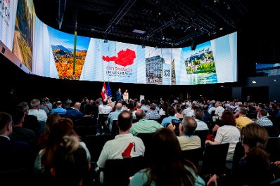 Am 16. Juli 2026 startete Bundeskanzler Christian Stocker seine Sommertour "&Ouml;sterreich im Gespr&auml;ch" im Haus der Digitalisierung in Tulln.