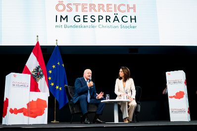 Am 16. Juli 2026 startete Bundeskanzler Christian Stocker (l.) seine Sommertour "&Ouml;sterreich im Gespr&auml;ch" im Haus der Digitalisierung in Tulln. Im Bild mit Moderatorin Vera Russwurm (r.).