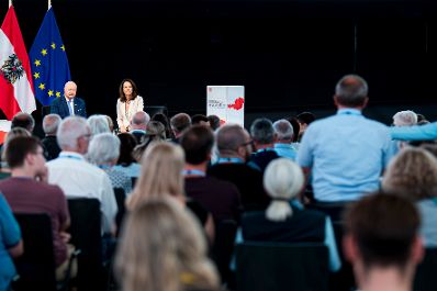 Am 16. Juli 2026 startete Bundeskanzler Christian Stocker (l.) seine Sommertour "&Ouml;sterreich im Gespr&auml;ch" im Haus der Digitalisierung in Tulln. Im Bild mit Moderatorin Vera Russwurm (r.).