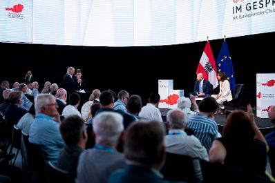 Am 16. Juli 2026 startete Bundeskanzler Christian Stocker seine Sommertour "&Ouml;sterreich im Gespr&auml;ch" im Haus der Digitalisierung in Tulln. Im Bild mit Moderatorin Vera Russwurm.
