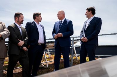 Am 17. Juli 2026 besuchte Bundeskanzler Christian Stocker (2.v.r.) im Rahmen seines Bundesl&auml;ndertages im Burgenland das solar.one Kompetenzzentrum f&uuml;r digitale Erneuerbare Energiesysteme.