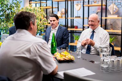 Am 17. Juli 2026 besuchte Bundeskanzler Christian Stocker (r.) im Rahmen seines Bundesl&auml;ndertages im Burgenland das solar.one Kompetenzzentrum f&uuml;r digitale Erneuerbare Energiesysteme.