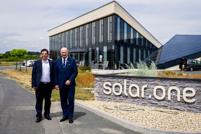 Am 17. Juli 2026 besuchte Bundeskanzler Christian Stocker (r.) im Rahmen seines Bundesl&auml;ndertages im Burgenland das solar.one Kompetenzzentrum f&uuml;r digitale Erneuerbare Energiesysteme. Im Bild mit dem Gesch&auml;ftsf&uuml;hrer Andreas Schneemann (l.).
