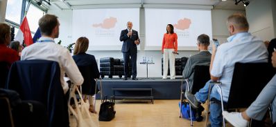 Am 23. Juli 2026 lud Bundeskanzler Christian Stocker (l.) zur Veranstaltung "&Ouml;sterreich im Gespr&auml;ch" in Innsbruck. Im Bild mit Moderatorin Vera Russwurm (r.).