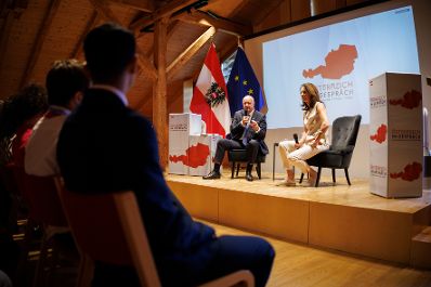 Am 24. Juli 2026 lud Bundeskanzler Christian Stocker (l.) zur Veranstaltung "&Ouml;sterreich im Gespr&auml;ch" in Schwarzenberg. Im Bild mit Moderatorin Vera Russwurm (r.).