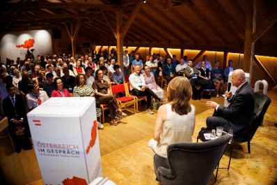 Am 24. Juli 2026 lud Bundeskanzler Christian Stocker (r.) zur Veranstaltung "&Ouml;sterreich im Gespr&auml;ch" in Schwarzenberg. Im Bild mit Moderatorin Vera Russwurm (l.).