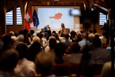 Am 24. Juli 2026 lud Bundeskanzler Christian Stocker (l.) zur Veranstaltung "&Ouml;sterreich im Gespr&auml;ch" in Schwarzenberg. Im Bild mit Moderatorin Vera Russwurm (r.).