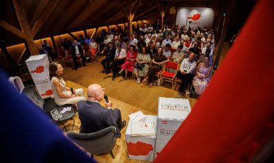 Am 24. Juli 2026 lud Bundeskanzler Christian Stocker (r.) zur Veranstaltung "&Ouml;sterreich im Gespr&auml;ch" in Schwarzenberg. Im Bild mit Moderatorin Vera Russwurm (l.).