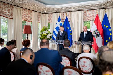 Am 27. Juli 2026 traf Bundeskanzler Christian Stocker (r.) den Premierminister der Hellenischen Republik Kyriakos Mitsotakis (l.) zu einem Arbeitsgespr&auml;ch. Im Bild bei der gemeinsamen Pressekonferenz.
