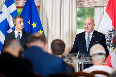 Am 27. Juli 2026 traf Bundeskanzler Christian Stocker (r.) den Premierminister der Hellenischen Republik Kyriakos Mitsotakis (l.) zu einem Arbeitsgespr&auml;ch. Im Bild bei der gemeinsamen Pressekonferenz.