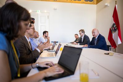 Am 28. Juli 2026 lud Bundeskanzler Christian Stocker (r.) zur Veranstaltung "&Ouml;sterreich im Gespr&auml;ch" in Wien.
