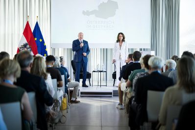 Am 28. Juli 2026 lud Bundeskanzler Christian Stocker (l.) zur Veranstaltung "&Ouml;sterreich im Gespr&auml;ch" in Wien. Im Bild mit Moderatorin Vera Russwurm (r.).
