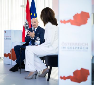 Am 28. Juli 2026 lud Bundeskanzler Christian Stocker (l.) zur Veranstaltung "&Ouml;sterreich im Gespr&auml;ch" in Wien. Im Bild mit Moderatorin Vera Russwurm (r.).